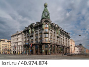 Saint Petersburg, Russia, 04.30.2023: The Singer company building on Nevsky Prospekt, the office of the VKontakte social network and the House of Books are located here. Редакционное фото, фотограф Ula Ulachka / Фотобанк Лори