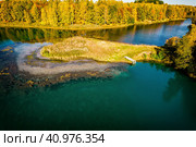 Осенний лес и белые мостки на берегу озера. Стоковое фото, фотограф Илья Старков / Фотобанк Лори