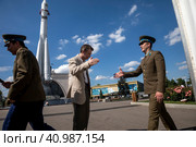 Иммерсивный спектакль, посвященный встречам с космонавтами в СССР, на фоне полноразмерного макета ракеты "Восток" на площади Промышленности на ВДНХ в городе Москве, Россия (2023 год). Редакционное фото, фотограф Николай Винокуров / Фотобанк Лори