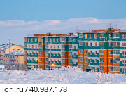 Зимний пейзаж с северным городом в Арктике. Вид на красочные жилые дома и сопки. Холодная морозная февральская погода. Анадырь, Чукотка, Крайний Север России. Стоковое фото, фотограф Андрей Степанов / Фотобанк Лори