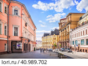 Улица Кузнецкий мост и Доходный дом Третьяковых, Москва (2023 год). Редакционное фото, фотограф Baturina Yuliya / Фотобанк Лори