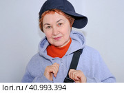 Взрослая женщина с короткой стрижкой в красной футболке и серой ветровке в чёрной бейсболке на голове. Стоковое фото, фотограф Дроздовская Светлана Алексеевна / Фотобанк Лори