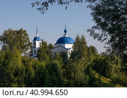 Город Переславль-Залесский, улица Московская, 11. Ярославская область. Вид на Сретенский храм (храм Сретенья Господня). Раннее летнее утро (2023 год). Стоковое фото, фотограф Наталья Николаева / Фотобанк Лори