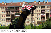 Sremska Mitrovica, Serbia 08.09.23 Hoisting crane, machines designed for movement of goods, the temporary engagement of which is carried out using lifting devices hook hangers. Multistory building (2017 год). Редакционное видео, видеограф Юлия Петровская / Фотобанк Лори