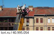 Sremska Mitrovica, Serbia 08.09.23 Hoisting crane, machines designed for movement of goods, the temporary engagement of which is carried out using lifting devices hook hangers. Multistory building (2017 год). Редакционное видео, видеограф Юлия Петровская / Фотобанк Лори