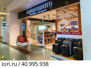 Store selling suitcases and various accessories under the Paolo Salotto brand for travel and tourism. Редакционное фото, фотограф Евгений Ткачёв / Фотобанк Лори