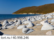 Вид на море. Много крупных камней в песке. Красивый осенний пейзаж. Охотское море. Природа Магаданской области, Дальний Восток России. Стоковое фото, фотограф Андрей Степанов / Фотобанк Лори