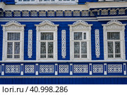 Fragment of a 19th century wooden house with carved platbands in Gorodets, Russia (2023 год). Стоковое фото, фотограф Сергей Фролов / Фотобанк Лори