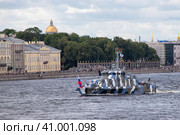 Санкт-Петербург. Военный корабль на параде в день Противодиверсионный катер (2023 год). Редакционное фото, фотограф Литвяк Игорь / Фотобанк Лори
