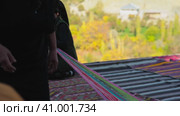Tashent, Uzbekistan - 4 11 2022: the hand of a weaver weaving a handmade carpet. Редакционное видео, видеограф Aleksey Kidisyuk / Фотобанк Лори
