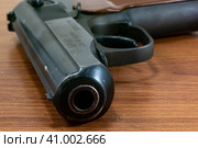 Травматический пистолет лежит на столе. Крупный план (2023 год). Редакционное фото, фотограф Анна Аникова / Фотобанк Лори