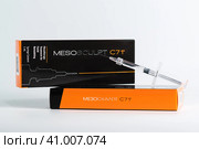 Шприц с косметологическим препаратом Meso Sculptor C71 производства Premier pharmaceutical лежит на черно-оранжевой упаковке (2022 год). Редакционное фото, фотограф Наталья Гармашева / Фотобанк Лори