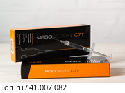 Шприц с косметологическим препаратом Meso Sculptor C71 производства Premier pharmaceutical  на черно-оранжевой упаковке (2022 год). Редакционное фото, фотограф Наталья Гармашева / Фотобанк Лори