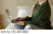 Young lady works at lap top at home. Стоковое видео, видеограф Юлия Паутова / Фотобанк Лори