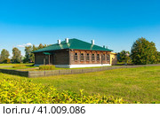 Село Константиново. Земская школа, в которой учился Сергей Есенин (2023 год). Редакционное фото, фотограф Зобков Юрий / Фотобанк Лори