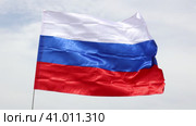 Close-up of the national flag of the Russian Federation fluttering in the wind against a white cloudy sky. Стоковое видео, видеограф Яков Филимонов / Фотобанк Лори
