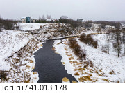 Зимний вид с воздуха на реку с заснеженными берегами. Красивый сельский пейзаж. Коттеджи на высоком берегу реки. Холодная погода. Река Тосна, посёлок Ульяновка, Ленинградская область, Россия. Стоковое фото, фотограф Андрей Степанов / Фотобанк Лори