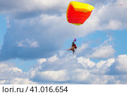 Kirzhach Russia July 22, 2023 Jump in tandem skydivers-athletes with a parachute. Редакционное фото, фотограф Юрий Поздников / Фотобанк Лори