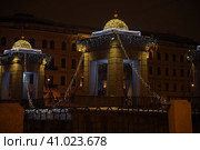 Lomonosov Bridge - a bridge across the Fontanka River in the Central District of St. Petersburg, with New Year's night illumination (2019 год). Редакционное фото, фотограф Анна Кривицкая / Фотобанк Лори