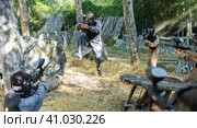 Paintball team rushing enemy positions on battleground. Стоковое фото, фотограф Яков Филимонов / Фотобанк Лори