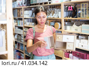 Woman with wooden sundries storage box in store. Стоковое фото, фотограф Яков Филимонов / Фотобанк Лори