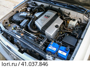 Engine 2UZ-FE of the Toyota Land Cruiser 100 (2023 год). Редакционное фото, фотограф Art Konovalov / Фотобанк Лори