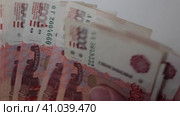 Пересчёт в руках российских рублей на светлом фоне. Купюры по пять тысяч рублей. Стоковое видео, видеограф Евгений Ковальский / Фотобанк Лори