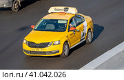 yellow comfort class taxi car is moving along the MKAD (2023 год). Редакционное фото, фотограф Скрипачев Антон / Фотобанк Лори