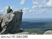 Человек на скале Полюд (2023 год). Редакционное фото, фотограф Роман Ушаков / Фотобанк Лори