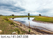 Река Обь с топляком-коряжником у береговой кромки дамбы. Село Чингис, Ордынский район Новосибирской области. Западная Сибирь России (2021 год). Стоковое фото, фотограф Евгений Мухортов / Фотобанк Лори