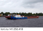 Судно "Ветар" типа Буксир-толкач и баржа "Таити" проекта 16801 на Волге (2023 год). Редакционное фото, фотограф Сергей Афанасьев / Фотобанк Лори
