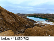 Turquoise lake in the abandoned coal quarries near Konduki village, Tula oblast, Romantsevskie mountains. Стоковое фото, фотограф VittoriaChe / Фотобанк Лори