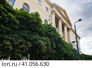 Улица Казакова, дом 16, строение 1. Летний день. Москва (2023 год). Редакционное фото, фотограф E. O. / Фотобанк Лори