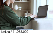 Young lady works at lap top at home. Стоковое видео, видеограф Юлия Паутова / Фотобанк Лори