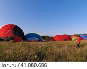 Подготовка к массовому взлету аэростатов (2023 год). Редакционное фото, фотограф Миляуша Мухутдинова / Фотобанк Лори