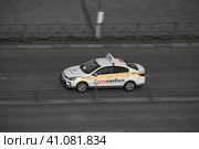 Автомобиль такси "Ситимобил" мчится по дороге (2020 год). Редакционное фото, фотограф Константин Григорьев / Фотобанк Лори