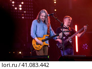 Музыкант, основатель рок-группы "Чиж & Co" Сергей Чиграков, во время выступления на сцене стадиона спортивнго комплекса Лужники в День флага России, в городе Москве, Россия (2023 год). Редакционное фото, фотограф Николай Винокуров / Фотобанк Лори