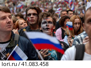 Люди с российскими триколорами на рок-концерте на арене спортивного комплекса Лужники, приуроченному ко Дню Государственного флага Российской Федерации, в городе Москве, Россия (2023 год). Редакционное фото, фотограф Николай Винокуров / Фотобанк Лори