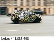 Автомобиль доставки ресторана "Чайхона №1" едет по улице. Редакционное фото, фотограф Константин Григорьев / Фотобанк Лори