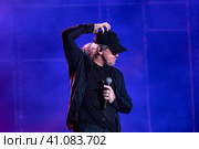 Музыкант, лидер рок-группы "СерьГа" Сергей Галанинво время выступления на сцене стадиона спортивного комплекса Лужники в День флага России, в городе Москве, Россия (2023 год). Редакционное фото, фотограф Николай Винокуров / Фотобанк Лори