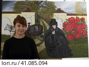 Самодеятельный художник Ирина Дивисенко у своей картинный "Пушкин по дороге в Болдино" (2023 год). Редакционное фото, фотограф Дмитрий Неумоин / Фотобанк Лори
