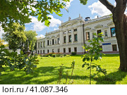 Дом Стахеева в летний день. Новая Басманная улица, дом 14, строение 1. Москва. Россия (2023 год). Редакционное фото, фотограф E. O. / Фотобанк Лори