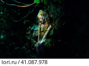 Древесная фея, фигура на дереве, манекен в музее - Бестиарий, Санкт-Петербург, Россия, октябрь 2022. Редакционное фото, фотограф Мария L. / Фотобанк Лори