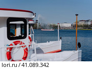 Alster Lake, with traditional steamer boat for cruise on the water in foreground, Hamburg, Germany (2018 год). Стоковое фото, фотограф Igor Tichonow / Фотобанк Лори
