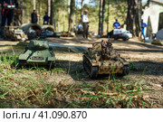 FINOWFURT, GERMANY - APRIL 22, 2023: RC models of a Soviet medium tank T-34 and German assault gun StuG III Ausf. G. Meeting of fans of retro cars of the Eastern bloc (Ostfahrzeugtreffen). Редакционное фото, фотограф Sergey Kohl / Фотобанк Лори