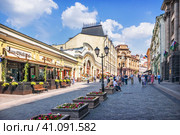 Улица Кузнецкий мост и Московский Дом Художника и кафе, Москва (2023 год). Редакционное фото, фотограф Baturina Yuliya / Фотобанк Лори
