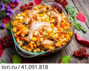 Осеннее блюдо. Запеченная курица с осенними овощами, картофелем, тыквой и морковью в стеклянной емкости. Малая глубина резкости. Стоковое фото, фотограф Андрей Пустякин / Фотобанк Лори