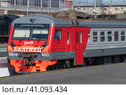Головной вагон электропоезда ЭД4М-0423 "Балтиец" крупным планом солнечным летним днем. Балтийский вокзал, Санкт-Петербург (2023 год). Редакционное фото, фотограф Виктор Карасев / Фотобанк Лори