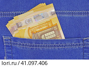 Купюры евро в кармане джинсов. Euro banknotes in blue jeans back pocket. Стоковое фото, фотограф Татьяна Д / Фотобанк Лори