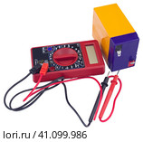 Тестирование аккумуляторной батареи цифровым мультиметром. Testing an acid rechargeable battery with a measuring instrument. Стоковое фото, фотограф Татьяна Д / Фотобанк Лори